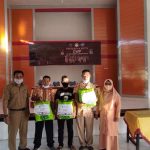 Penyerahan bantuan peduli covid  Kepada Tukang Kebun dan Penjaga Sekolah SMK Negeri 1 Sumbawa Besar