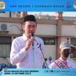KPU Kabupaten Sumbawa memberikan bimbingan dalam Upacara Bendera Hari ini