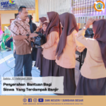 Pemberian Bantuan kepada Siswa SMKANSA yang Terdampak Banjir